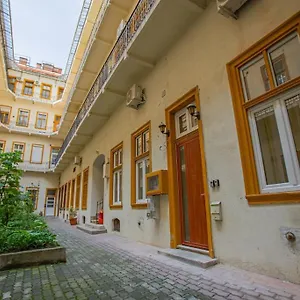 Apartamento Cute Gallery Flat In Dob Str, Mars, Budapest